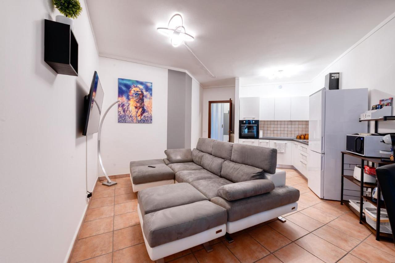 Wolf House - Peschiera Holiday - Jacuzzi Privata بسكييرا ديل غاردا المظهر الخارجي الصورة